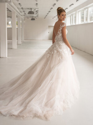 sara a linie mit tattoospitze, v ausschnitt und glitzertüll