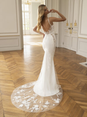 tijana fit and flare brautkleid mit spitze und schleppe