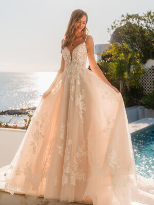 isalie brautkleid mit spaghettiträgern und viel spitze