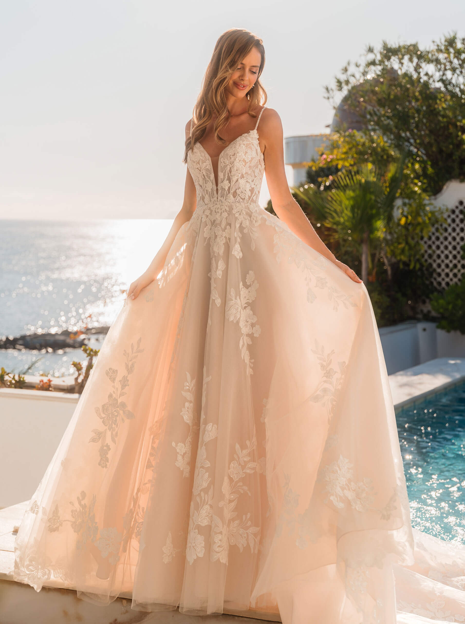 isalie brautkleid mit spaghettiträgern und viel spitze