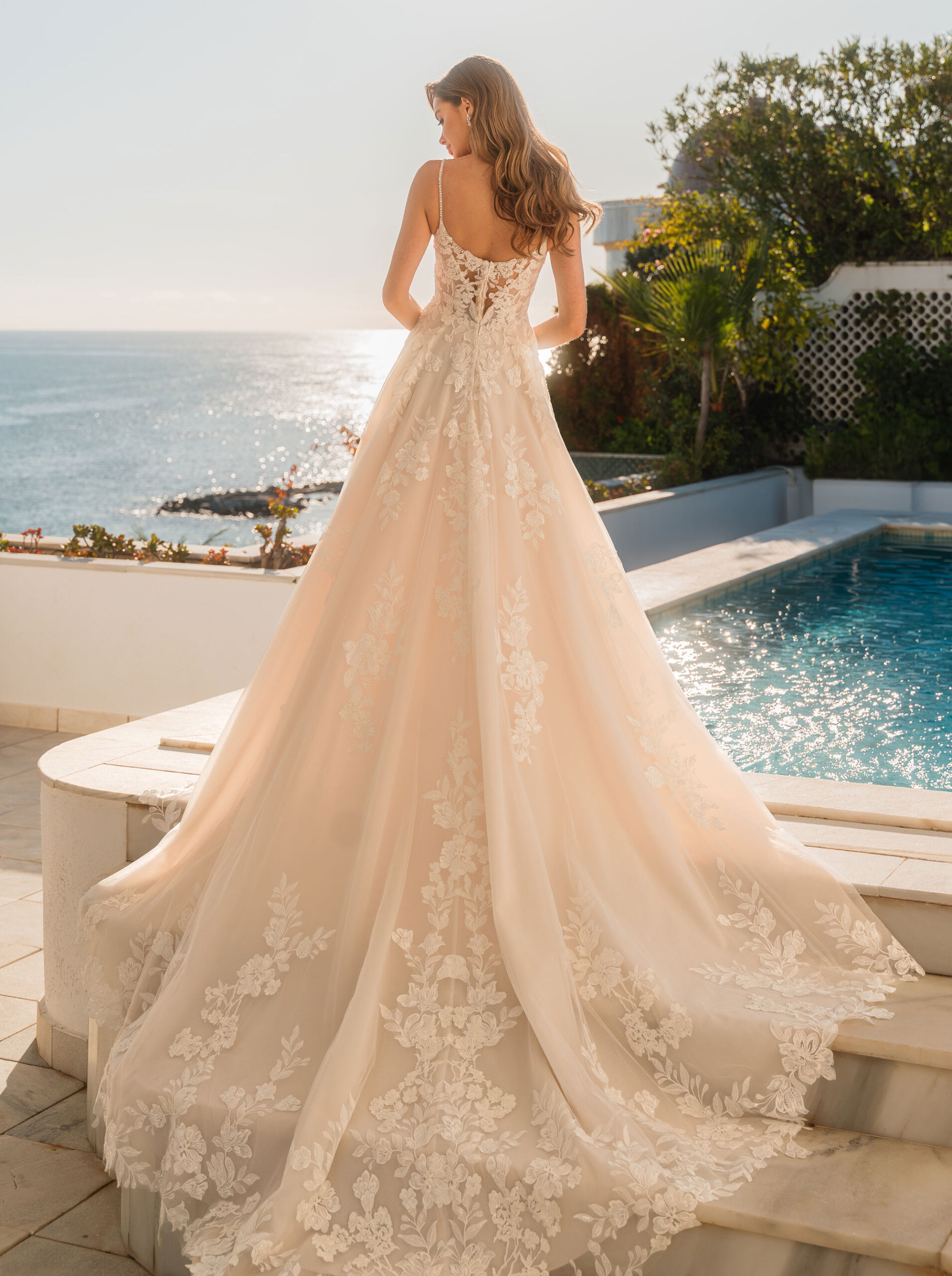 isalie brautkleid mit spaghettiträgern und viel spitze isalie brautkleid mit spaghettiträgern und viel spitze