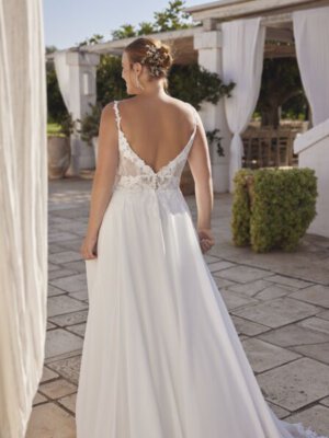 yara fließendes brautkleid mit tiefem v ausschnitt und spitze auf der schleppe