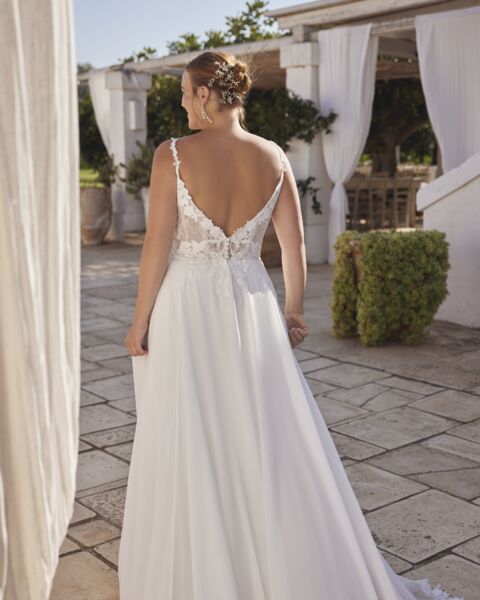 yara fließendes brautkleid mit tiefem v ausschnitt und spitze auf der schleppe yara fließendes brautkleid mit tiefem v ausschnitt und spitze auf der schleppe