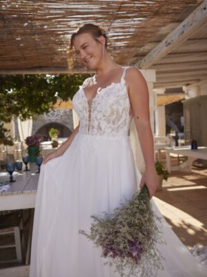 yara fließendes brautkleid mit tiefem v ausschnitt und spitze auf der schleppe