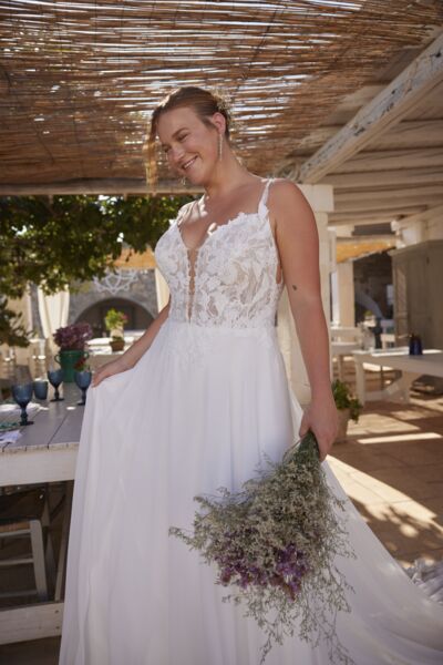 yara fließendes brautkleid mit tiefem v ausschnitt und spitze auf der schleppe yara fließendes brautkleid mit tiefem v ausschnitt und spitze auf der schleppe