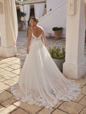 yara fließendes brautkleid mit tiefem v ausschnitt und spitze auf der schleppe