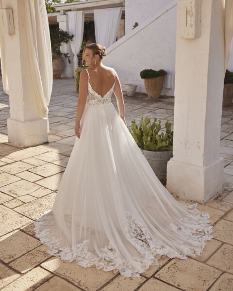 yara fließendes brautkleid mit tiefem v ausschnitt und spitze auf der schleppe yara fließendes brautkleid mit tiefem v ausschnitt und spitze auf der schleppe