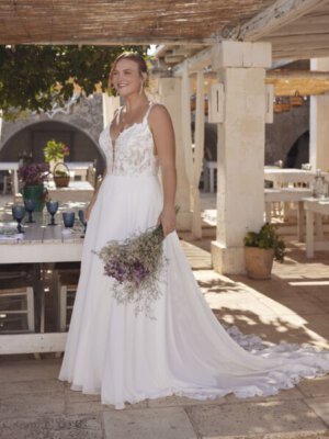 yara fließendes brautkleid mit tiefem v ausschnitt und spitze auf der schleppe