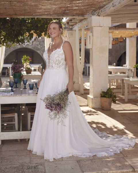 yara fließendes brautkleid mit tiefem v ausschnitt und spitze auf der schleppe yara fließendes brautkleid mit tiefem v ausschnitt und spitze auf der schleppe