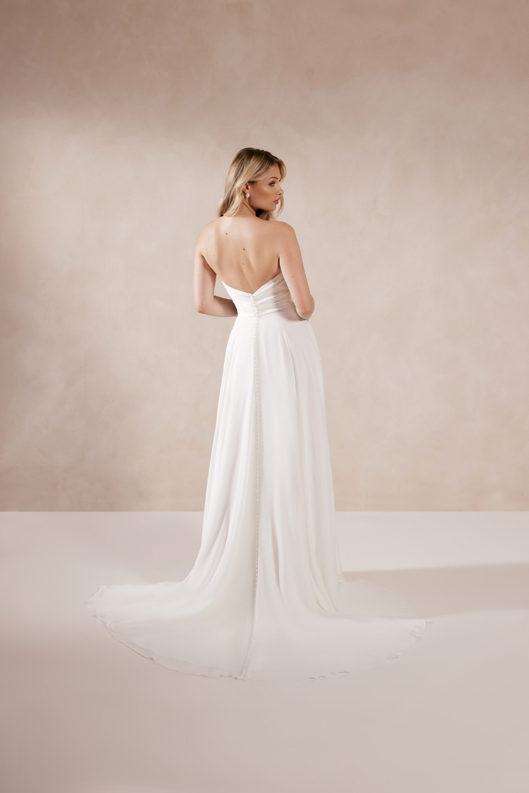 keana schlichtes brautkleid mit herzausschnitt und schlitz keana schlichtes brautkleid mit herzausschnitt und schlitz