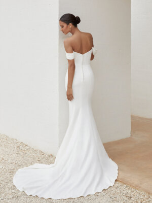 hanna schlichtes, figurbetontes brautkleid mit carmenträgern