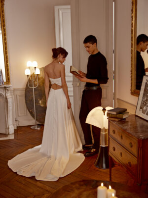 casey cleanes brautkleid mit schlitz und langer knopfleiste