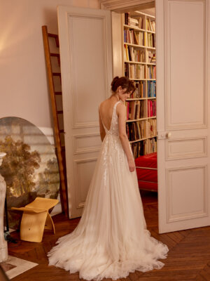 naomi a linie mit breiten trägern und tiefem rücken