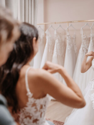Zwischen Tüll und Tränen Anprobe in der Brautkleid Kabine im Brautmodengeschäft