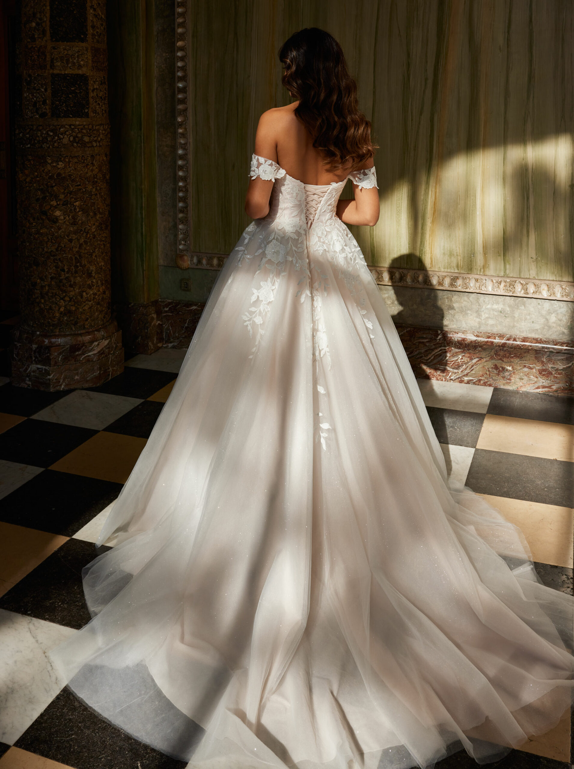 luana a linie mit herzausschnitt, blätterspitze und carmenträgern luana a linie mit herzausschnitt, blätterspitze und carmenträgern