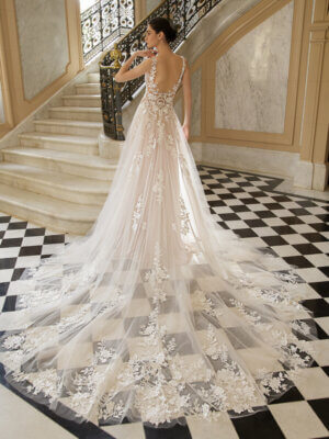 laetitia leichte a linie mit viel spitze und langer schleppe