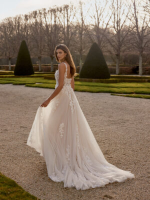 lola leichtes brautkleid mit 3d blüten und geradem ausschnitt