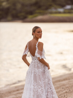 jaya a linie mit breiten trägern und viel blätterspitze