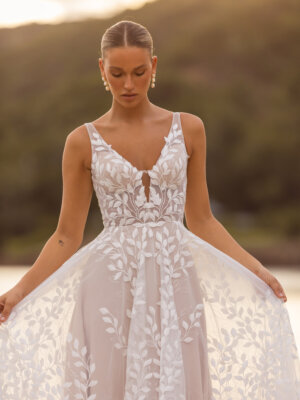 jaya a linie mit breiten trägern und viel blätterspitze