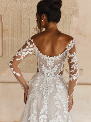 landon a linie mit blätterspitze und tiefem ausschnitt