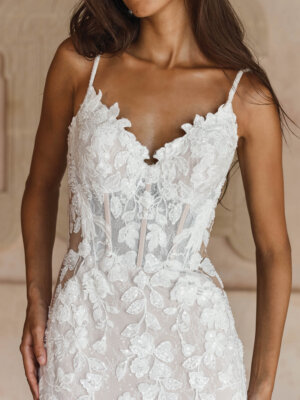 leigh figurbetontes brautkleid mit spitze und langer schleppe