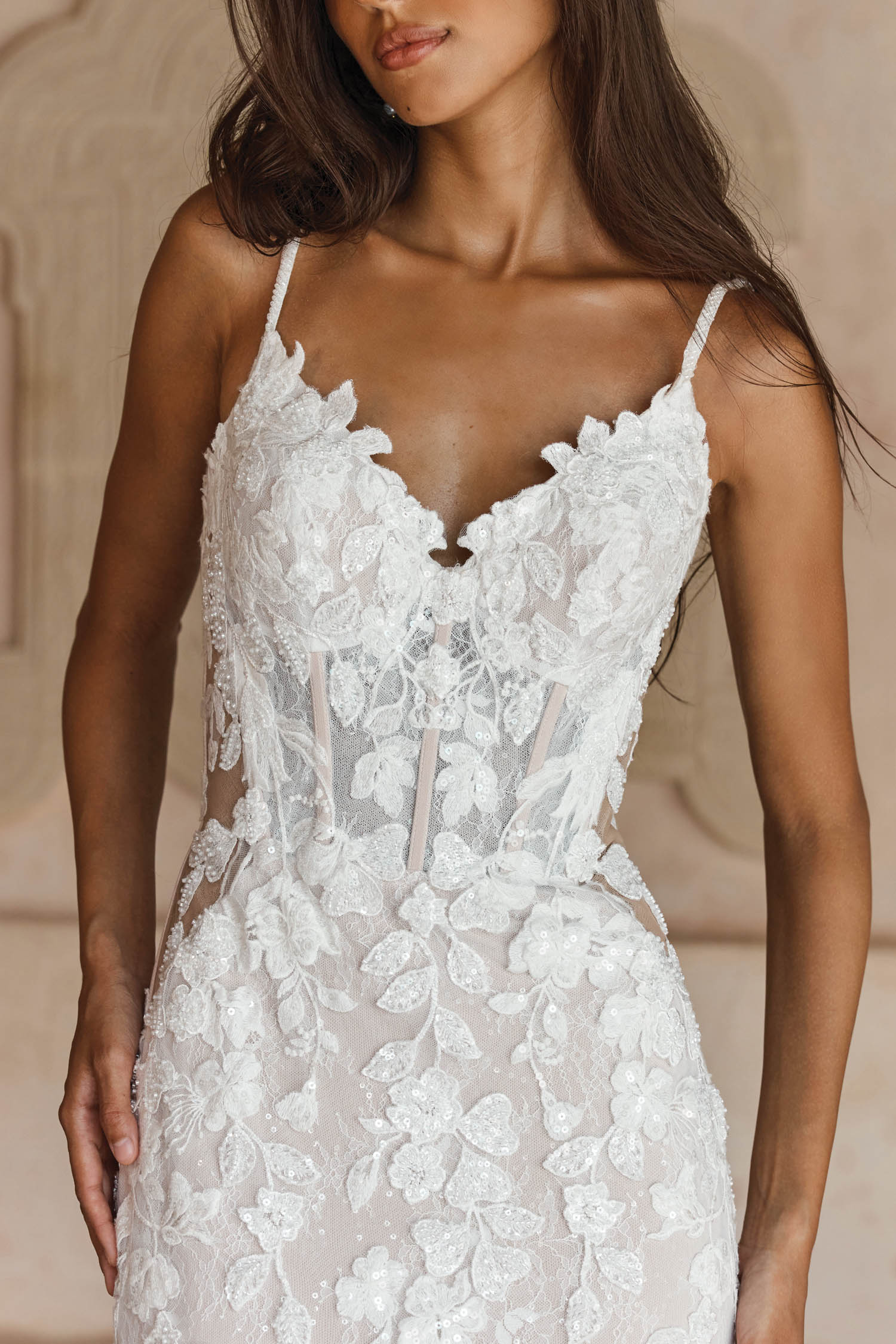 leigh figurbetontes brautkleid mit spitze und langer schleppe leigh figurbetontes brautkleid mit spitze und langer schleppe