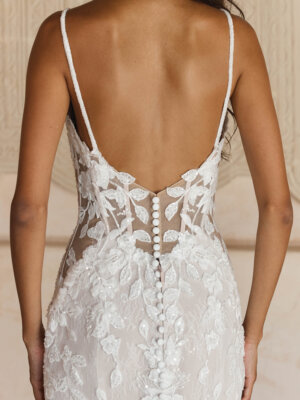 leigh figurbetontes brautkleid mit spitze und langer schleppe