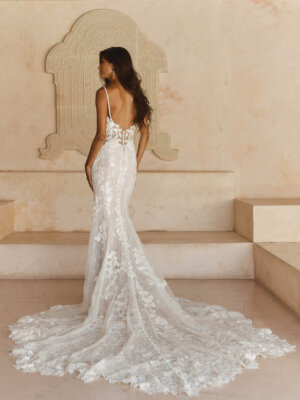 leigh figurbetontes brautkleid mit spitze und langer schleppe