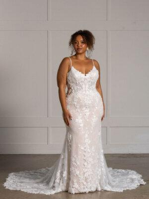 leigh figurbetontes brautkleid mit spitze und langer schleppe