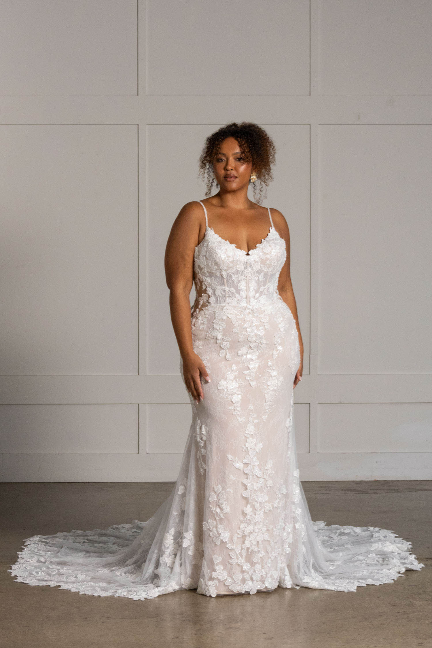 leigh figurbetontes brautkleid mit spitze und langer schleppe leigh figurbetontes brautkleid mit spitze und langer schleppe