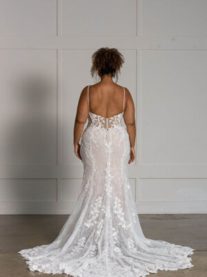 leigh figurbetontes brautkleid mit spitze und langer schleppe