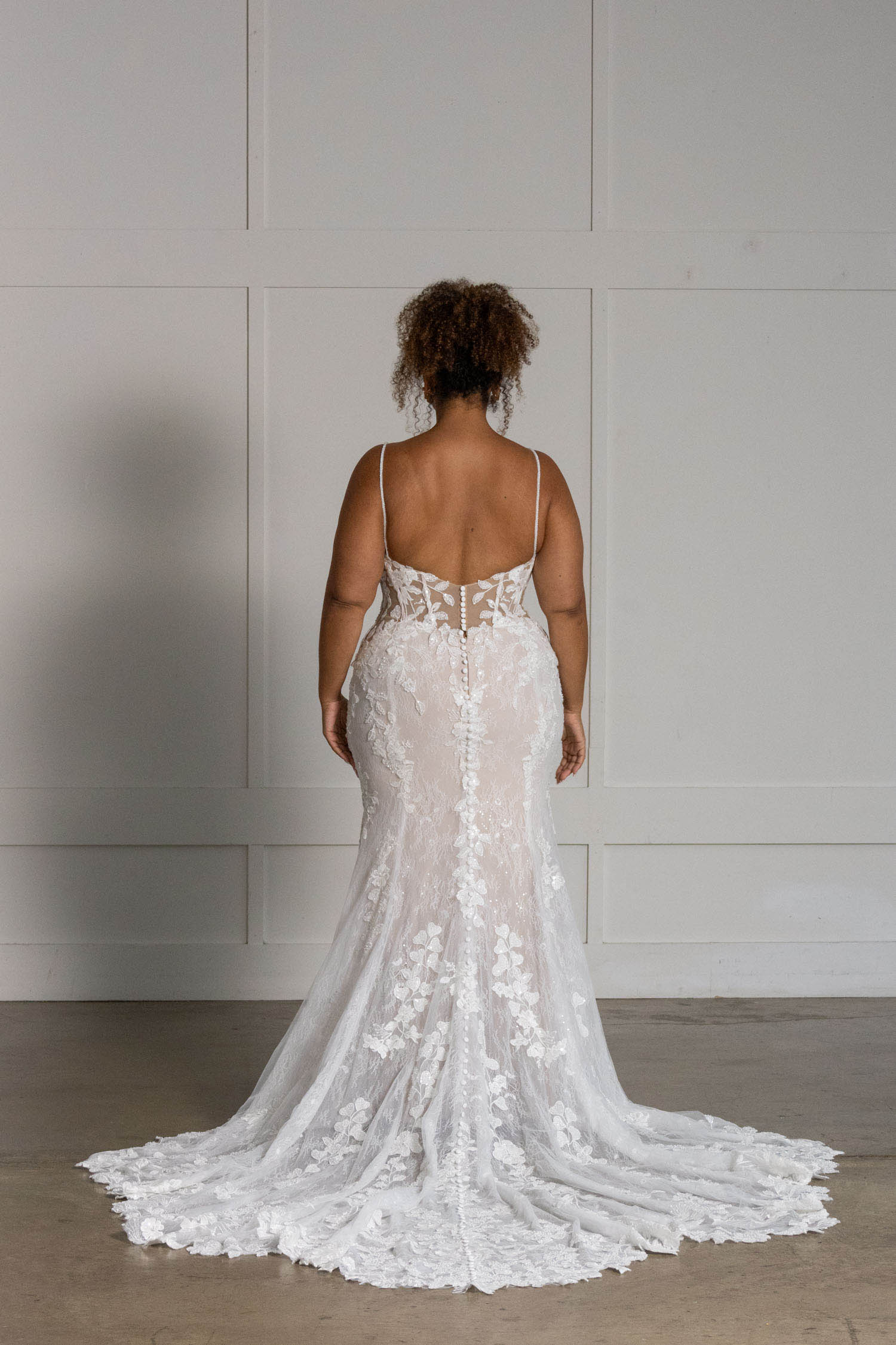 leigh figurbetontes brautkleid mit spitze und langer schleppe leigh figurbetontes brautkleid mit spitze und langer schleppe