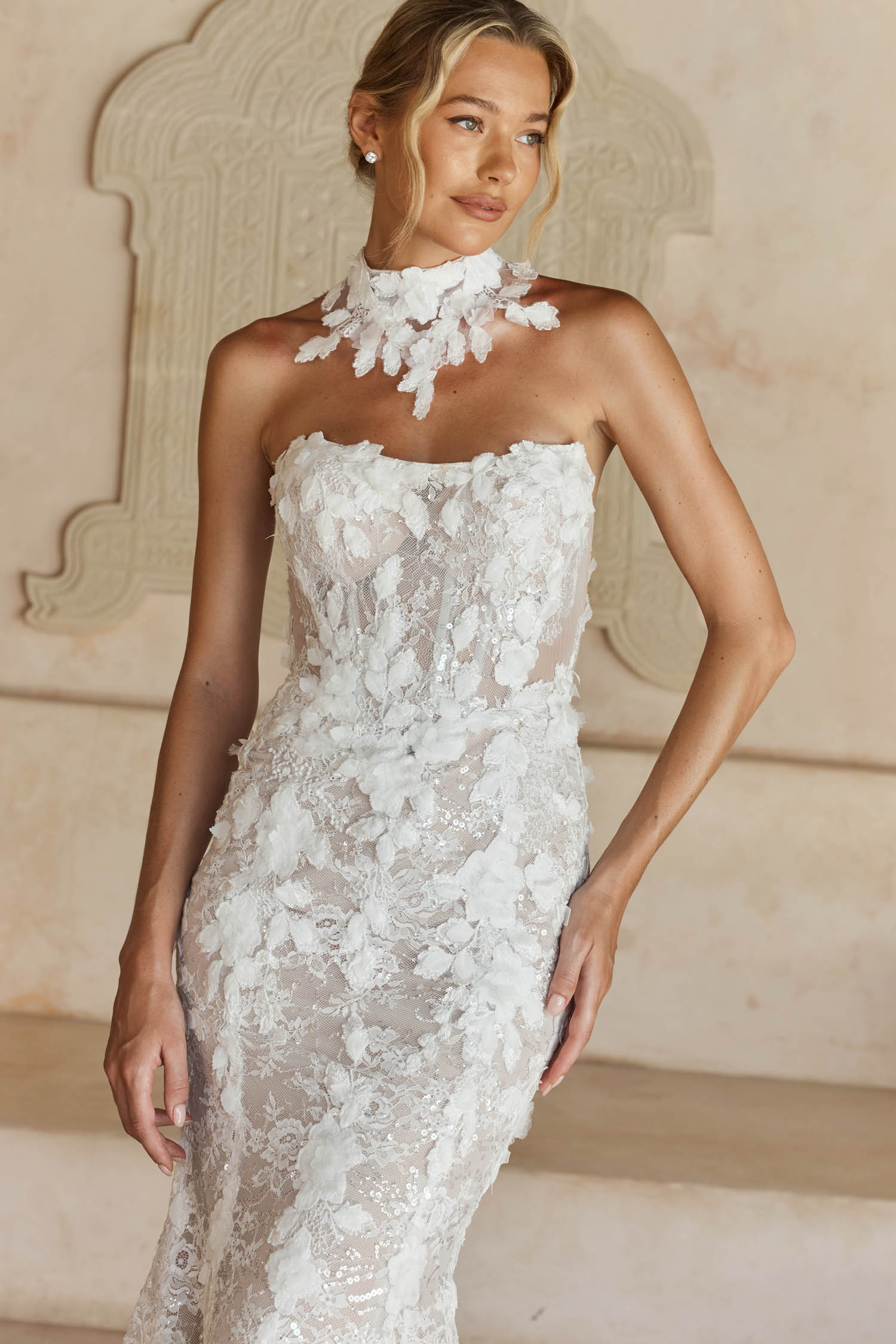 leith figurbetontes brautkleid mit all over spitze und 3d blüten leith figurbetontes brautkleid mit all over spitze und 3d blüten