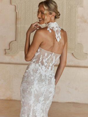 leith figurbetontes brautkleid mit all over spitze und 3d blüten