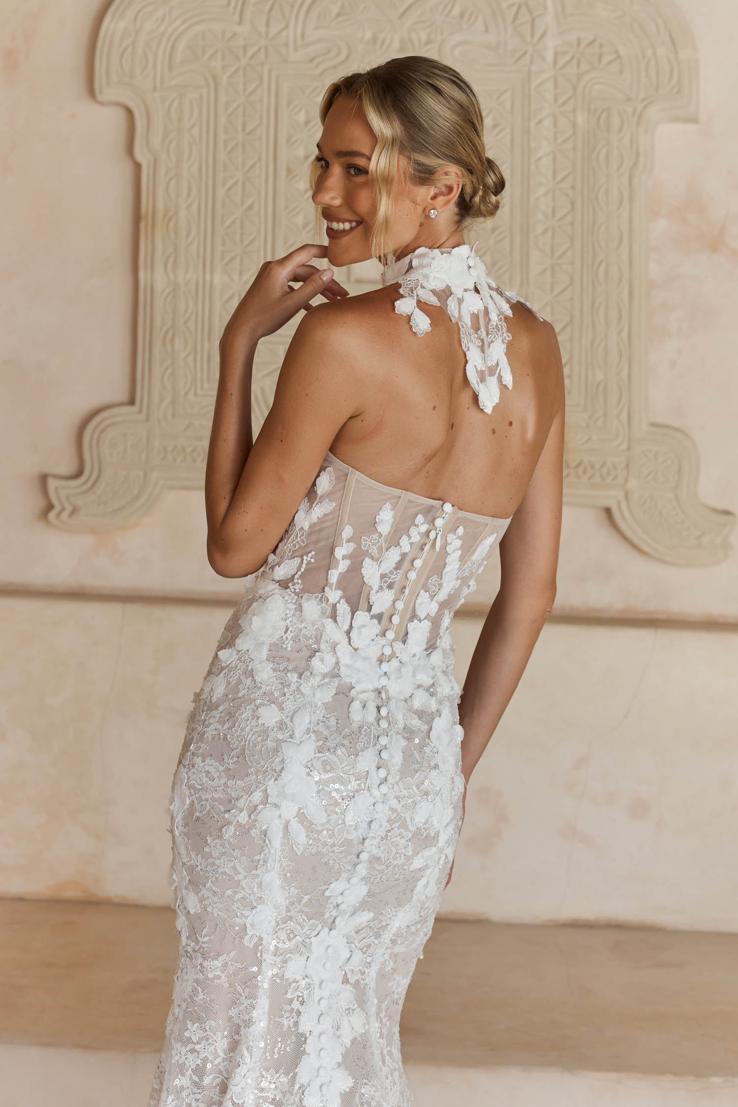 leith figurbetontes brautkleid mit all over spitze und 3d blüten leith figurbetontes brautkleid mit all over spitze und 3d blüten