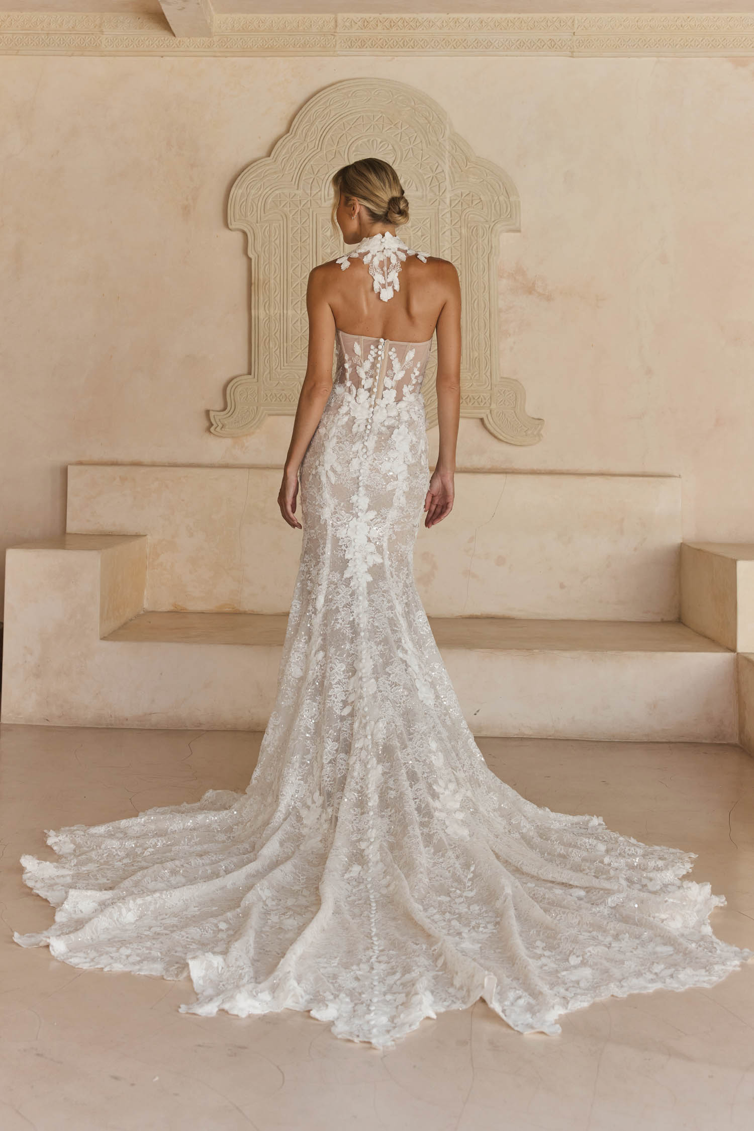 leith figurbetontes brautkleid mit all over spitze und 3d blüten leith figurbetontes brautkleid mit all over spitze und 3d blüten