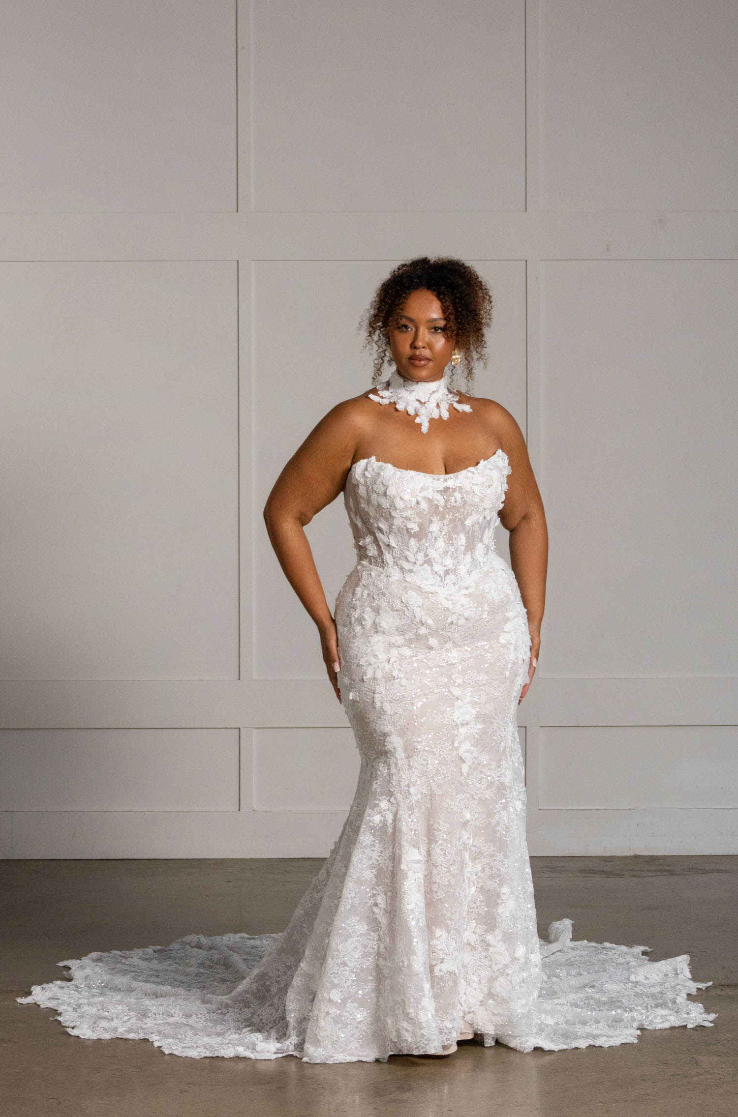 leith figurbetontes brautkleid mit all over spitze und 3d blüten leith figurbetontes brautkleid mit all over spitze und 3d blüten