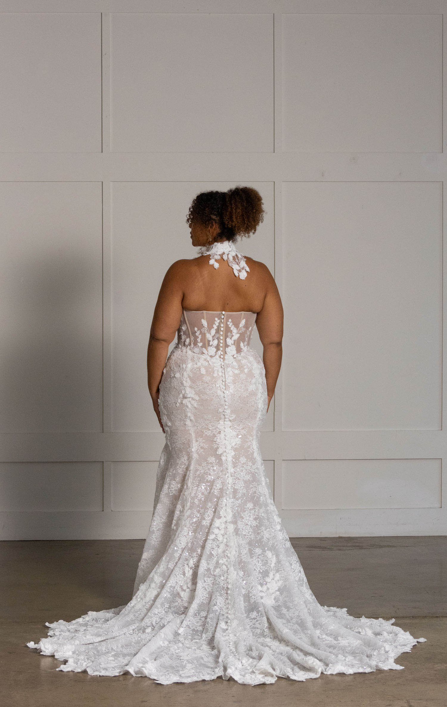 leith figurbetontes brautkleid mit all over spitze und 3d blüten leith figurbetontes brautkleid mit all over spitze und 3d blüten