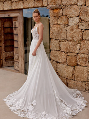 yara fließendes brautkleid mit tiefem v ausschnitt und spitze auf der schleppe