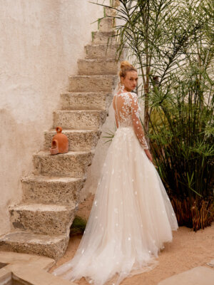 clara langärmliges brautkleid mit spitze und schlitz