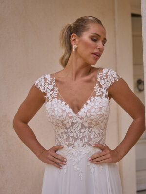 cleo fließendes brautkleid mit schlüsselloch rücken und spitze