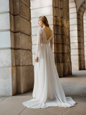 riana leichtes brautkleid mit spitzen Ärmeln und tiefem ausschnitt