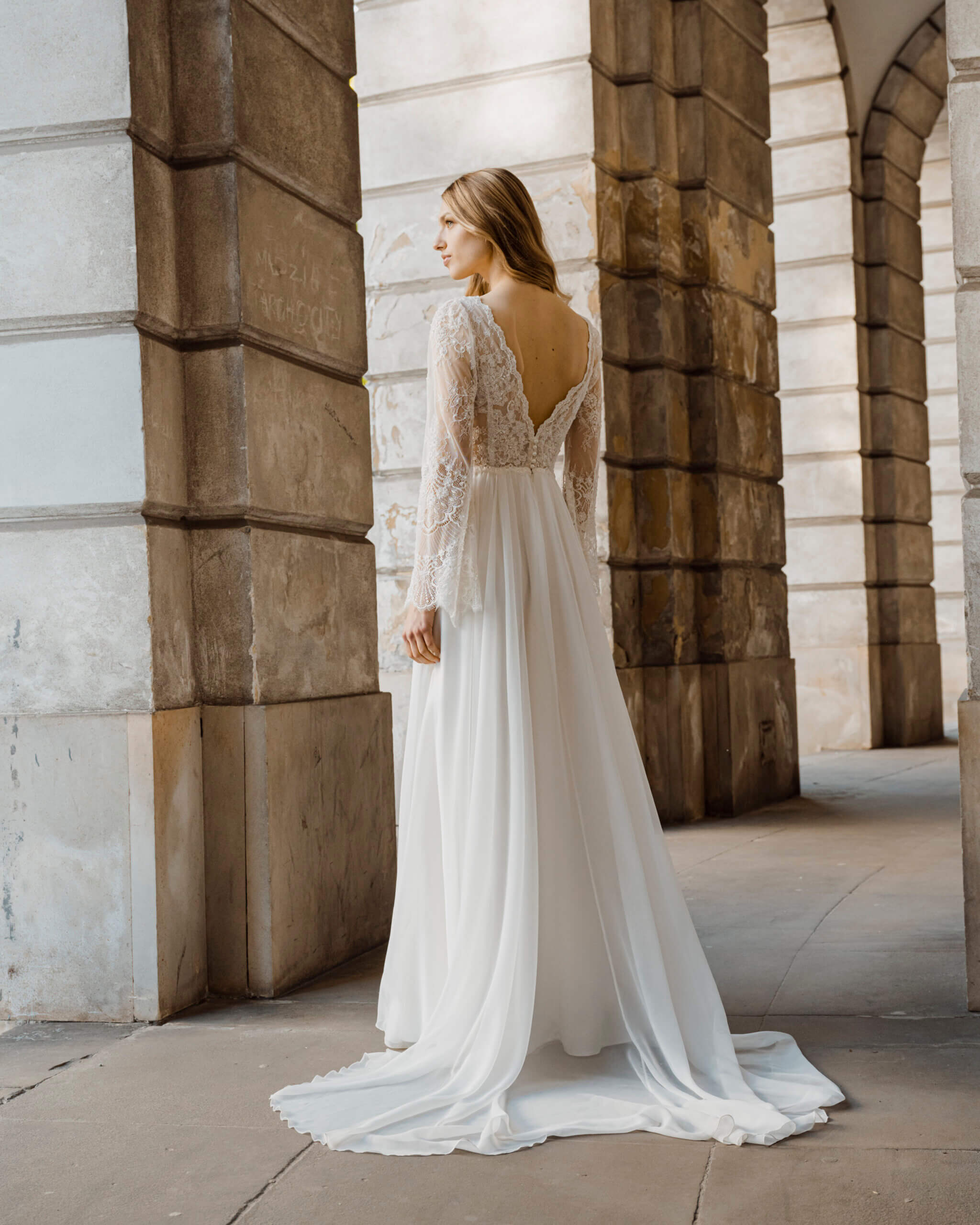 riana leichtes brautkleid mit spitzen Ärmeln und tiefem ausschnitt