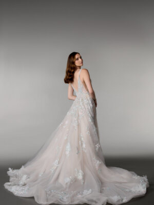 holly brautkleid mit viel spitze und tiefem ausschnitt