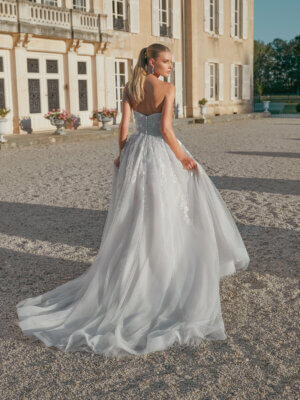 mirabella a linie mit einer corsage, 3d blüten und einem schlitz