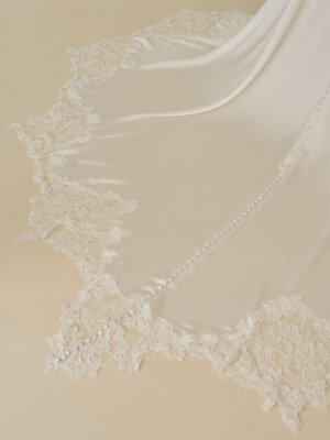 ward cleanes brautkleid mit spitzendetails und schlitz