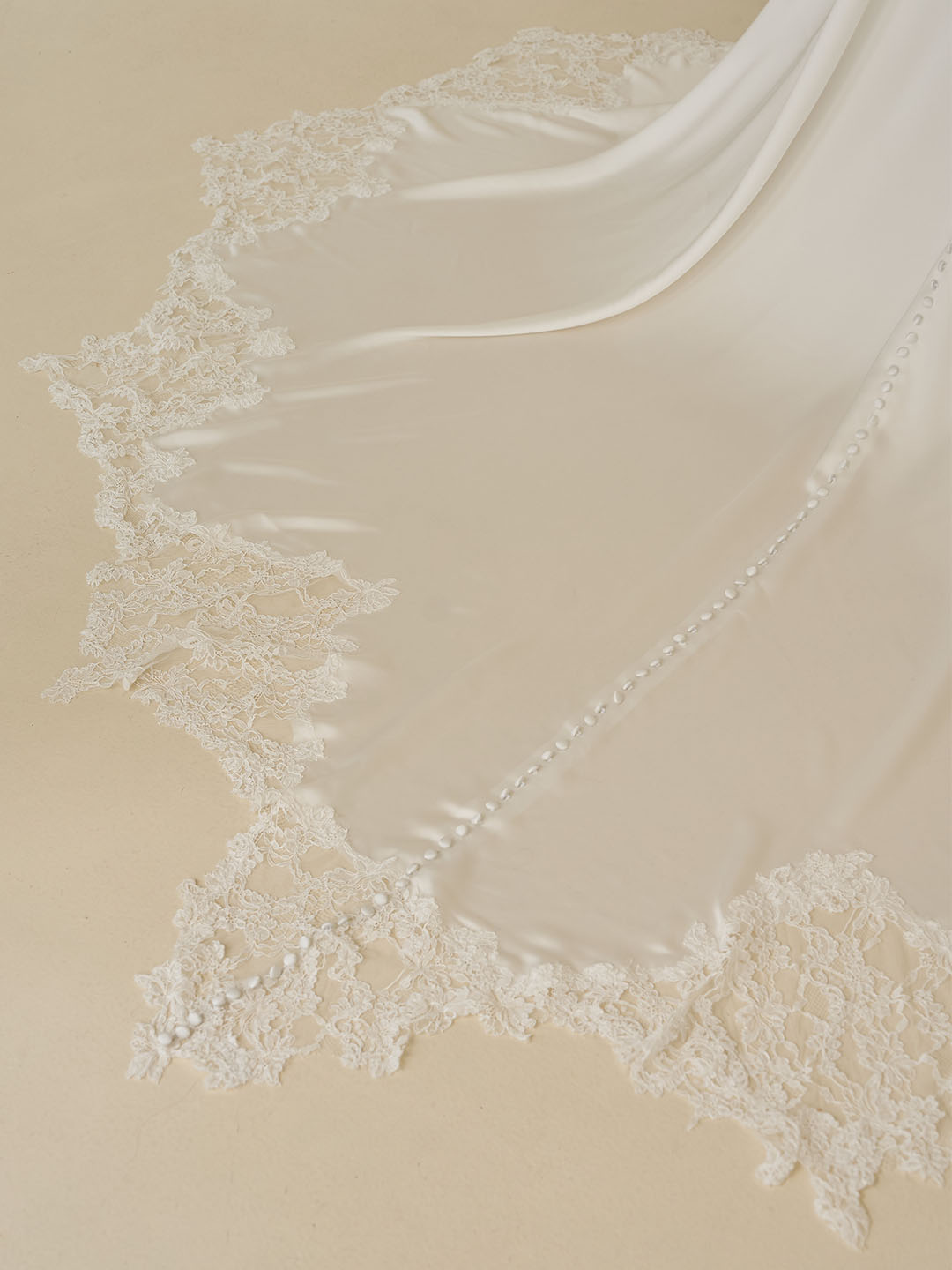 ward cleanes brautkleid mit spitzendetails und schlitz ward cleanes brautkleid mit spitzendetails und schlitz