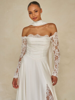 ward cleanes brautkleid mit spitzendetails und schlitz