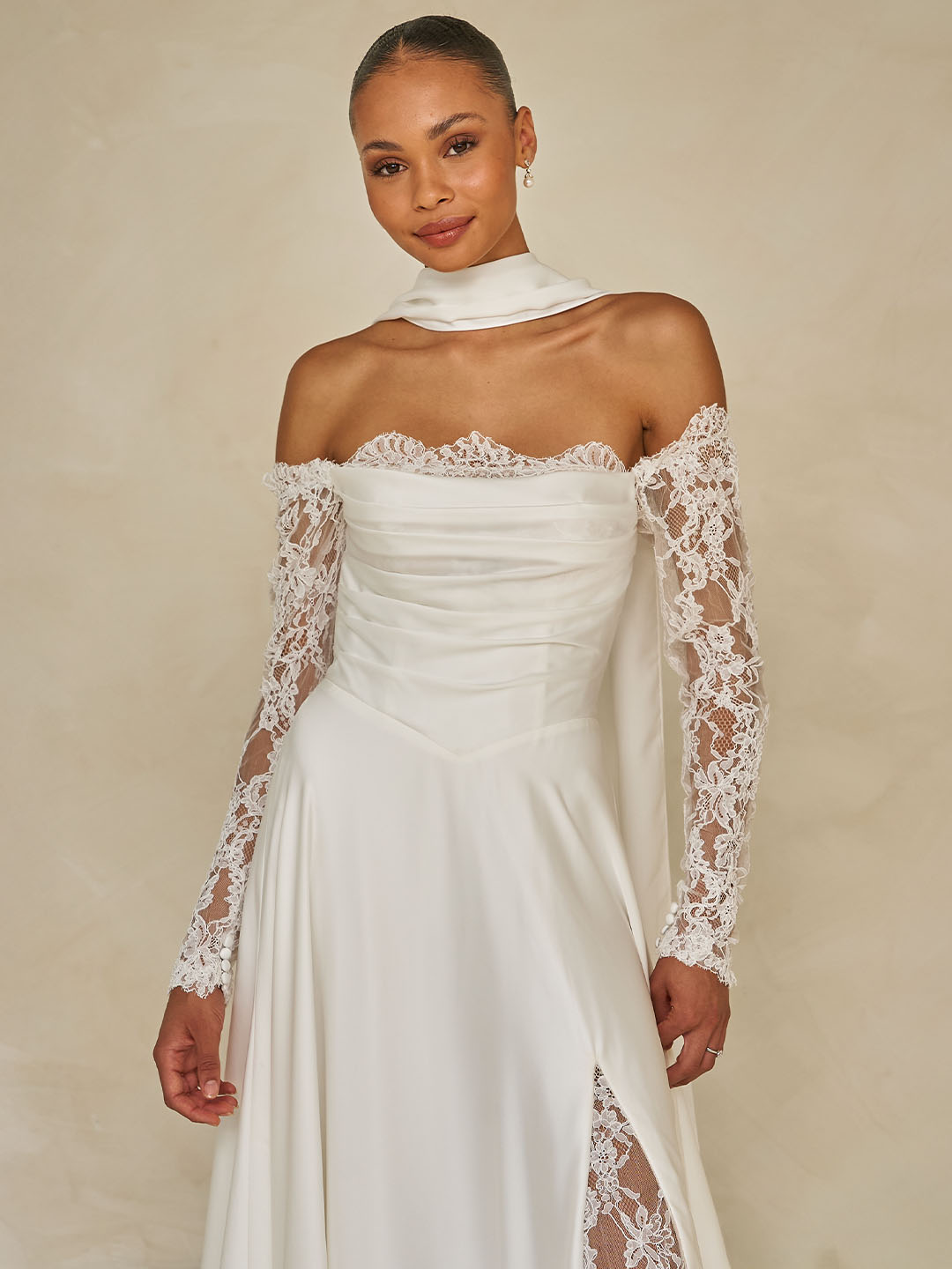 ward cleanes brautkleid mit spitzendetails und schlitz ward cleanes brautkleid mit spitzendetails und schlitz