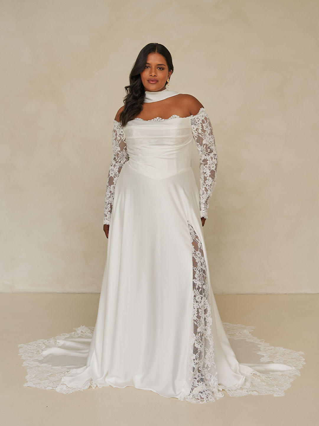 ward cleanes brautkleid mit spitzendetails und schlitz ward cleanes brautkleid mit spitzendetails und schlitz